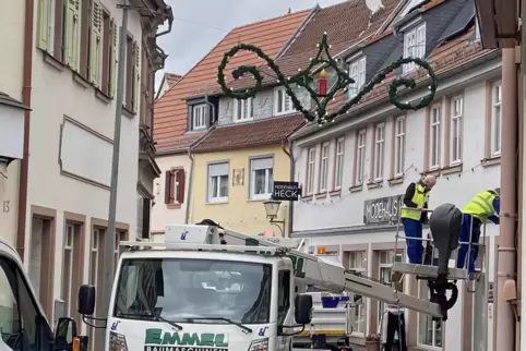 Die Fußgängerzone wird bereits festlich geschmückt. Die Fußgängerzone wird bereits festlich geschmückt.