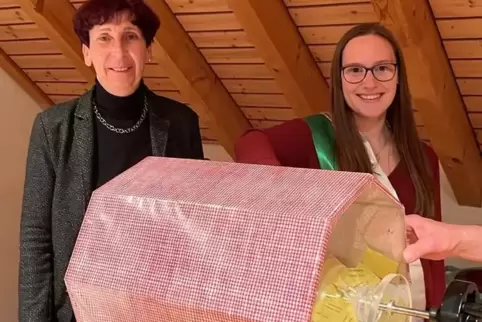 Kuseline Lena Stutzkeitz zieht die Gewinnerlose. Links Quirnbachs Ortsbürgermeisterin Steffi Körbel. 