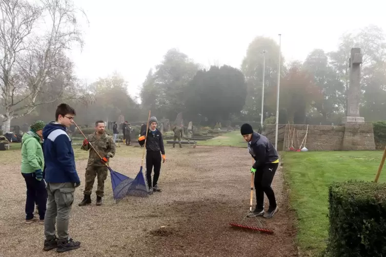 Sch&uuml;ler helfen, den Ehrenfriedhof auf Vordermann zu bringen.