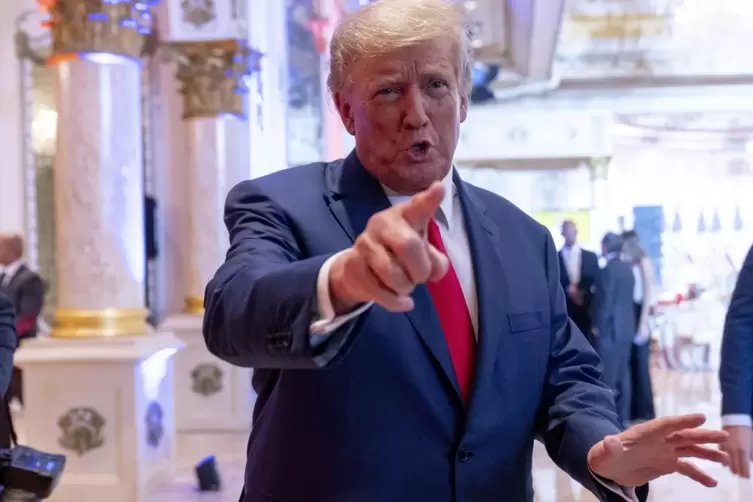 Der ehemalige Präsident Donald Trump spricht am Wahltag in seinem Resort Mar-a-Lago zu Reportern. 