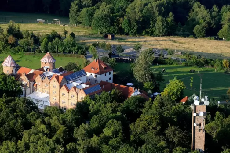 Der Potzbergturm bei Kusel (rechts). Daneben das Turmhotel. 