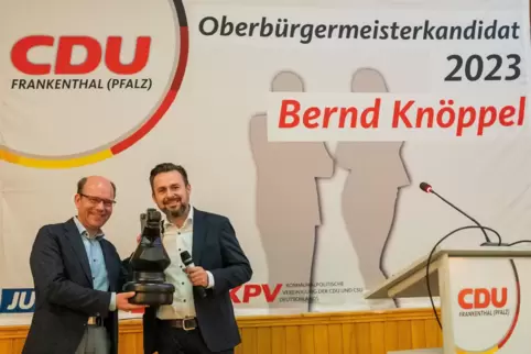 Gratulation für den frisch gekürten OB-Kandidaten Bernd Knöppel (links): Kreisvorsitzender Martin Svoboda überreicht dem passion