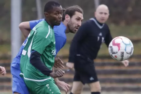 Haderte mit den Szenen, die zu den Gegentoren gegen Katzweiler führten: Göllheims Spielertrainer Daniel Ghoul (in Blau).