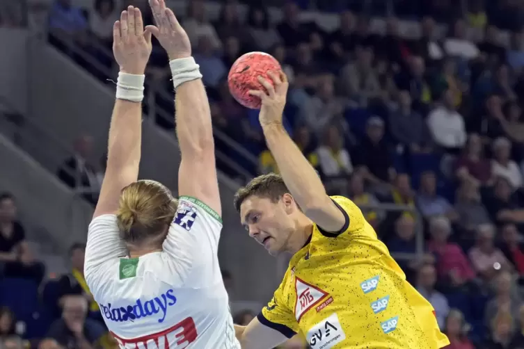 Niclas Kirkel&ouml;kke setzt sich gegen die Abwehr von Leipzig durch.