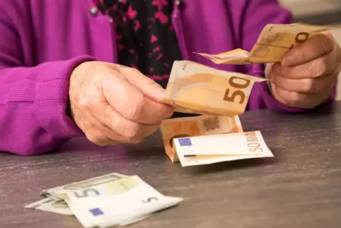 Um angemessen gepflegt werden zu können, sind viele Senioren auf finanzielle Hilfe angewiesen. 