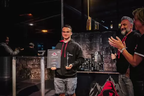So sieht ein Sieger aus: Leon im September neben Veranstalter Marco di Filippo.