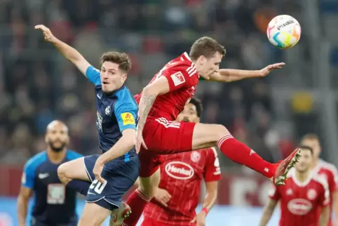 Der Düsseldorfer Marcel Sobottka (r) und Dominik Schad von Kaiserslautern kämpfen um den Ball.