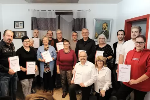 Die geehrten Blutspender mit der ehemaligen Sozialdienstleiterin Ulrike Zäh (vorne rechts knieend). Nicht alle eingeladenen Blut