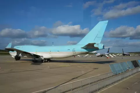 Eine Boeing 747 Frachtmaschine steht auf dem Vorfeld des Flughafens Hahn. Schon seit mehr als einem halben Jahr darf der Jumboje