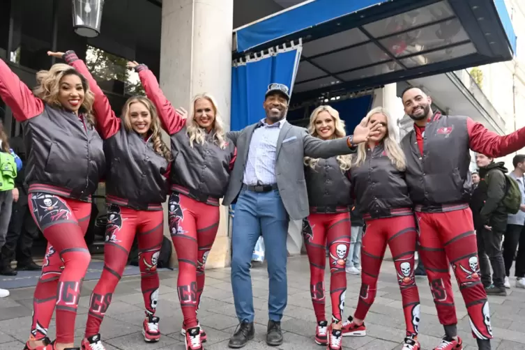  Cheerleader der Tampa Bay Buccaneers zeigen sich mit Ronde Barber, einem Ex-American-Football-Spieler, vor dem Bayerischen Hof.
