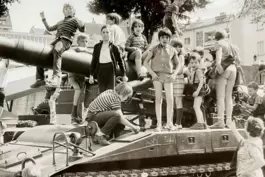 Ganze Schulklassen besuchten 1971 die Ausstellung „Unser Heer“ auf dem Messegelände.