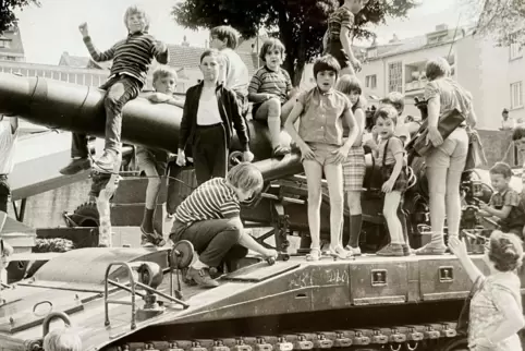 Ganze Schulklassen besuchten 1971 die Ausstellung „Unser Heer“ auf dem Messegelände.