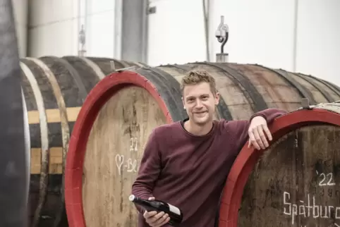 Seit 2013 ist der 32-jährige Niko Rinck für den An- und Ausbau der Weine im Familienbetrieb verantwortlich. 