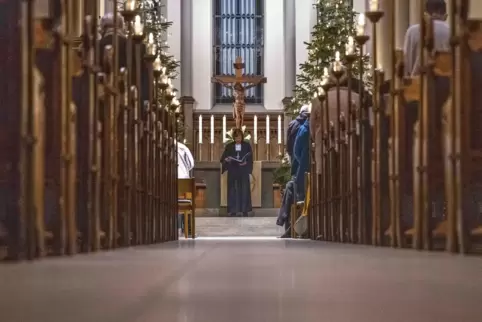 Große Kirchenräume zu heizen, wird sehr teuer. Gute Erfahrungen haben viele Gemeinden aber auch mit einer „Winterkirche“ gemacht