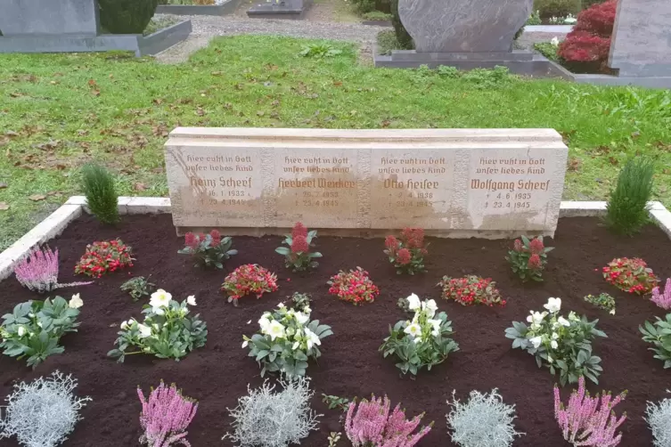 Der Sozialverband hat ein Ehrengrab saniert, um an vier verunglückte Jugendliche zu erinnern.