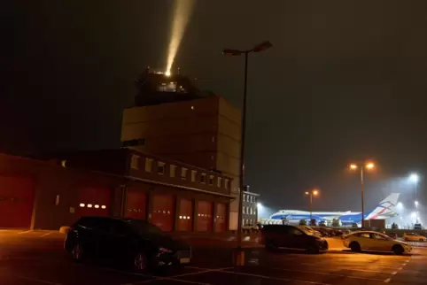 Wegen der Sanktionen gegen Russland darf ein Frachtflugzeug am Hunsrück-Flughafen Hahn seit April nicht wieder starten. 