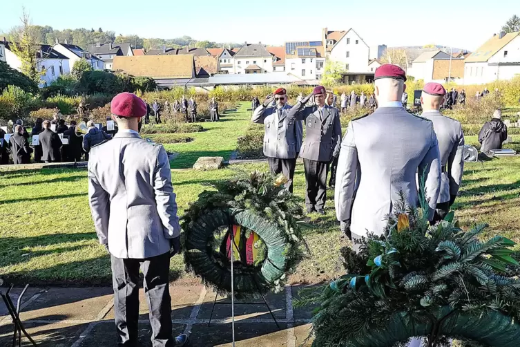 Soldaten im Gedenken an Opfer von Krieg und Terror. 