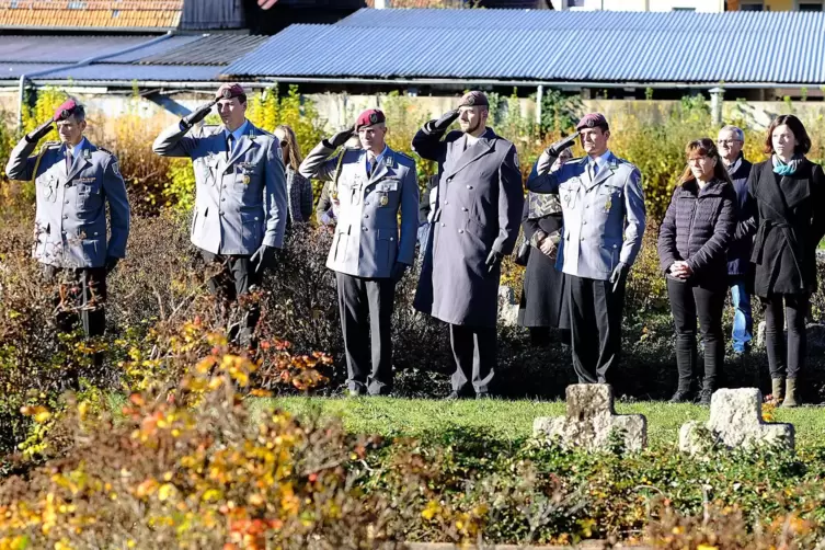 Volkstrauertag 2022 auf dem Zweibr&uuml;cker Ehrenfriedhof gegen&uuml;ber dem Hauptfriedhof in der Vogelgesangstra&szlig;e.