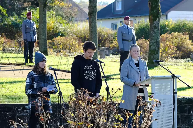 Die Helmholtz-Sch&uuml;ler Nina Burkholder, Tom Krawetzke und Victoria Rubly (von links) sprachen f&uuml;r die Jugendlichen.