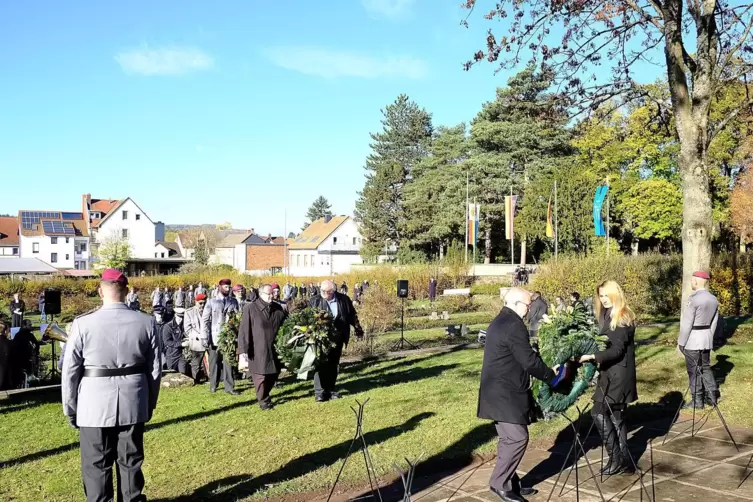  Die Kranzniederlegung f&uuml;r die Stadt durch B&uuml;rgermeister Christian Gauf und die Beigeordnete Christina Rauch.