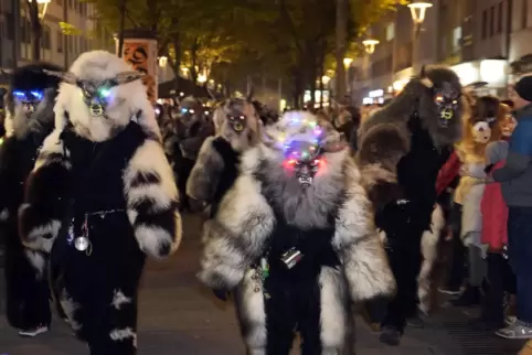 Jede Menge Hexen und Dämonen waren mit dabei beim Dämmerzug.