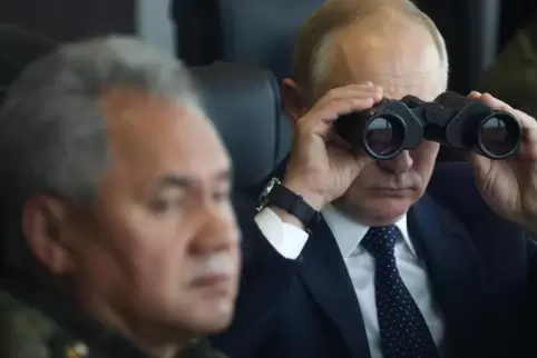 Russlands Präsident Wladimir Putin (rechts) zusammen mit Verteidigungsminister Sergej Schoigu bei einer Militärübung im Septembe