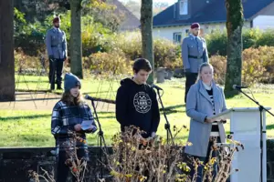 Die Helmholtz-Schüler Nina Burkholder, Tom Krawetzke und Victoria Rubly (von links) sprachen für die Jugendlichen.
