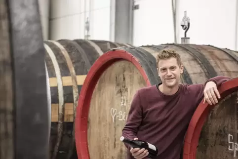 Seit 2013 ist der 32-jährige Niko Rinck für den An- und Ausbau der Weine im Familienbetrieb verantwortlich.