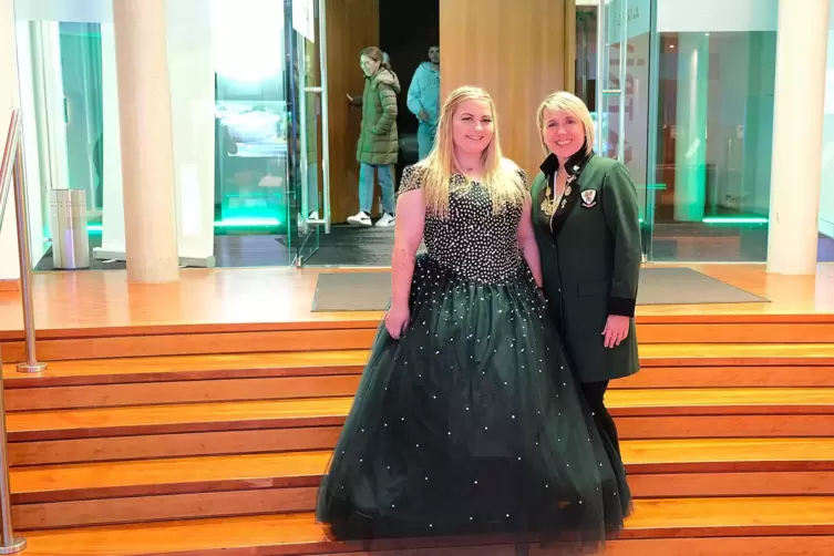 Die neue Prinzessin Eileen I vom Hasensteig (Eileen Braun) wird gekr&ouml;nt, rechts ihre Mutter Eva-Maria Braun, Pr&auml;sidentin der CGH