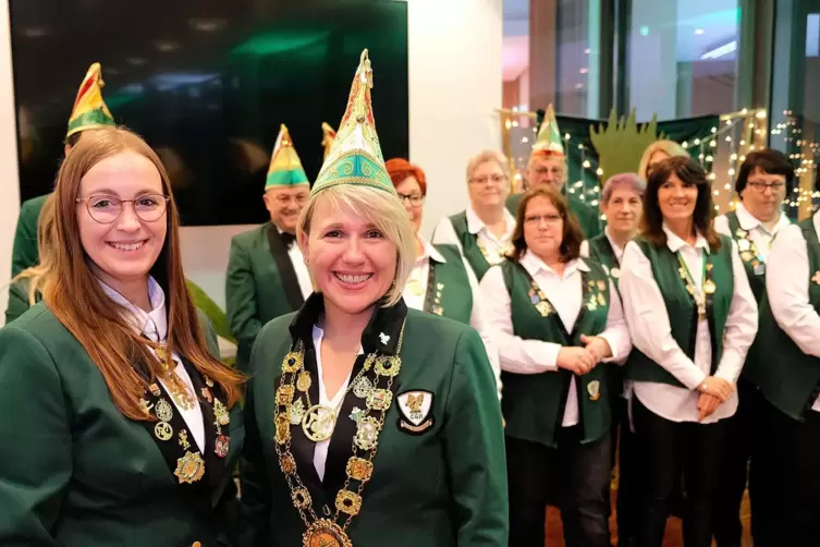 CGH-Pr&auml;sidentin Eva-Maria Braun (vorne rechts) neben Sitzungspr&auml;sidentin Lisa-Marie Zimmer.