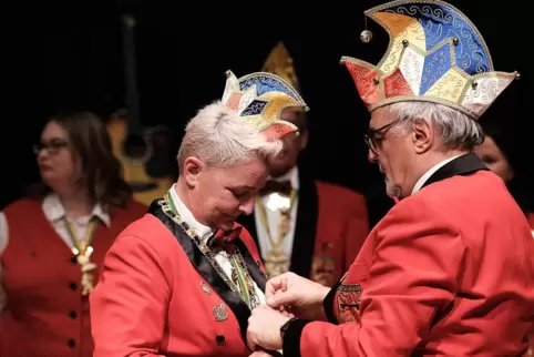 Präsidentin Heike Förch (links) wird von Walter Rimbrecht mit den Insignien der Macht, der Kette, ausgezeichnet.