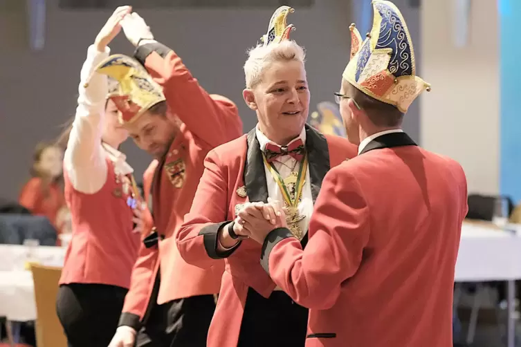 Tanzrunde mit (im Vordergrund) Pr&auml;sidentin Heike F&ouml;rch und Ehemann Heinz.
