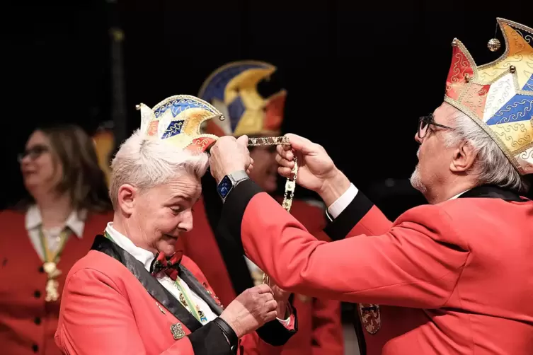 Pr&auml;sidentin Heike F&ouml;rch (links) wird von Walter Rimbrecht mit den Insignien der Macht, der Kette, ausgezeichnet.