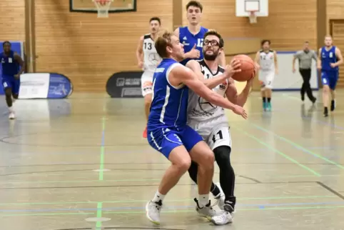 Der Moment, der Martin Langenfeld aus dem Spiel nimmt. Er tritt auf den Fuß des Gegenspielers. 
