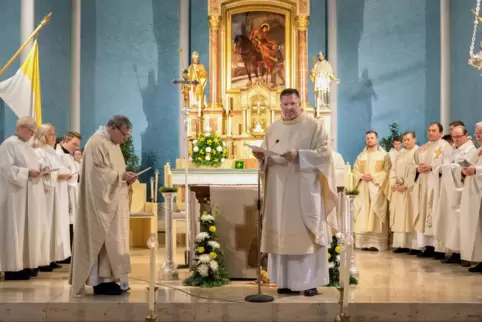 Neue Aufgabe für Ralf Feix (vorne rechts): Am Samstag ist er in der katholischen Kirche in Waldsee zum Leiter der Pfarrei ernann