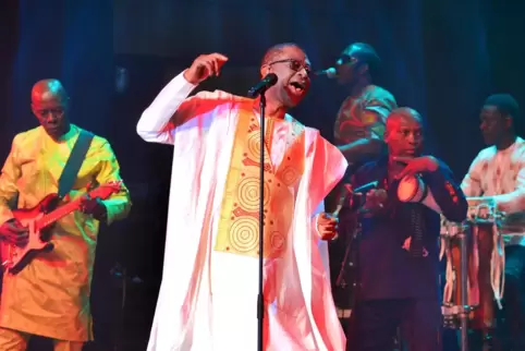 In Topform: Afrikas Superstar Youssou N’Dour begeistert das Publikum im Ludwigshafener BASF-Feierabendhaus.