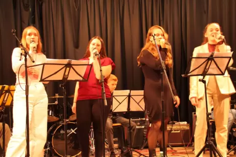 Die Sängerinnen der Jugendband zeigten viel Emotionen beim Singen der bekannten Hits (von links: Ellie Nowakowski, Katharina Hem