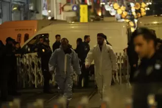  Istanbul: Mitarbeiter der Spurensicherung und Sicherheitskräfte am Ort einer Explosion auf der beliebten Fußgängerzone Istiklal