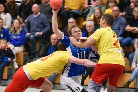  Bennet Löhmar (links) und Matthias Kassel gehen den Ottersheimer Arne Schäfer an.