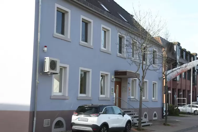 Das Blaue Haus in der Bahnhofstraße wird seit einigen Jahren von der Verbandsgemeinde Oberes Glantal genutzt. Rechts im Bild der