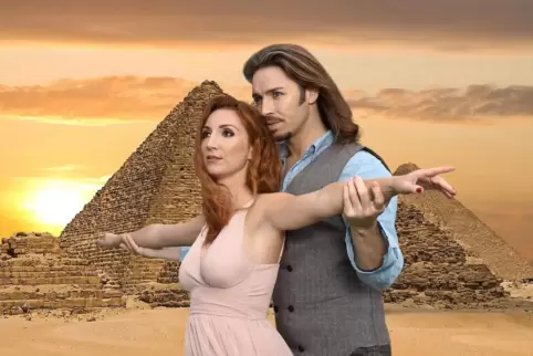 Gil Ofarim mit Eva Kuperion in „Tod auf dem Nil“ von Agatha Christie.