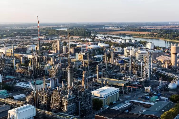 Heute ist der Steamcracker II die größte einzelne Anlage am Standort Ludwigshafen. Unter Zusatz von Wasserdampf wird hier Rohben