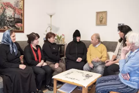 Mutter Seraphima (Mitte), Inna, Irina und Tatyana (von links) erzählen Rudi Job und Christel Job (rechts), wie es aktuell in der