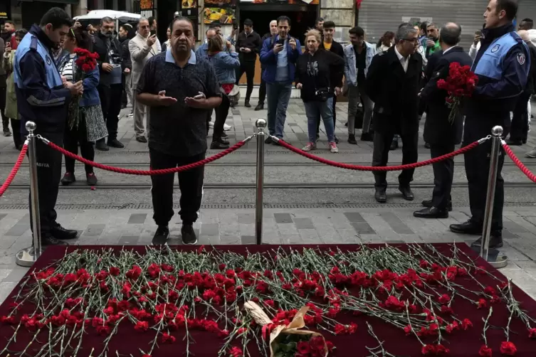 In Istanbul wird am Tag nach dem Anschlag um die Opfer getrauert. Die Behauptungen der türkischen Regierung zu den Urhebern des 