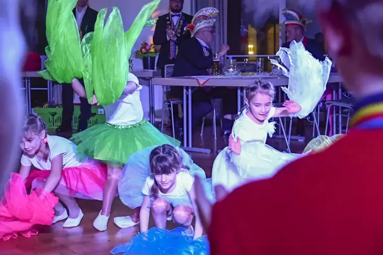 Unter dem Titel „Tanzende Farben“ lieferte die Minigarde des FCV ein buntes Spektakel ab.