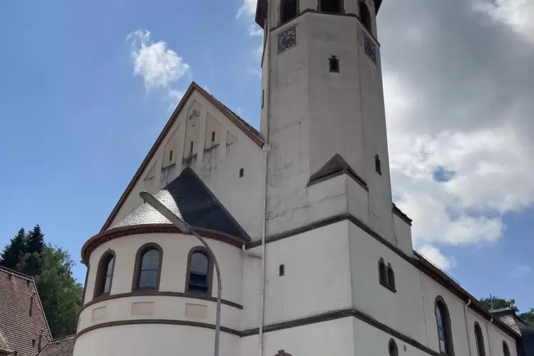 Die Herz-Jesu-Kirche wurde auf Anordnung der Bayerischen Baubehörde 1918 im Stil einer bayerischen Kirche des Neobarock errichte