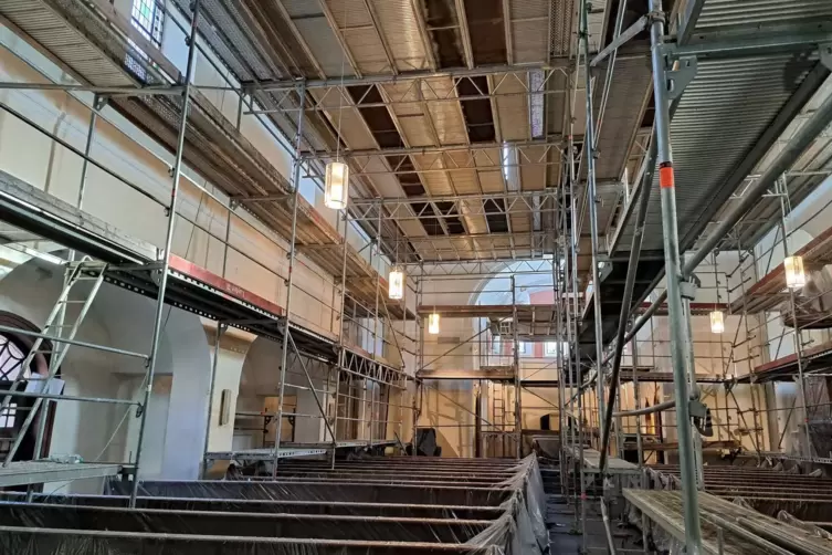 Blick in die einger&uuml;stete Herz-Jesu Kirche Niedersimten, wo derzeit der Neuanstrich der Decke erfolgt. 