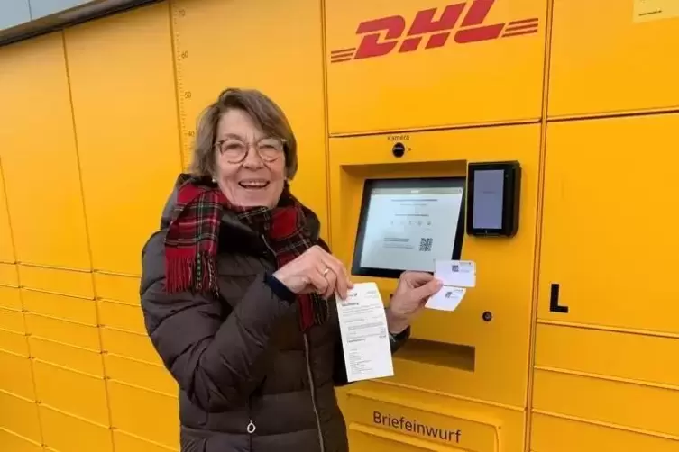 Eva Unger aus Freinsheim ist eine der ersten Kundinnen, die sich an der Poststation Postwertzeichen besorgt hat