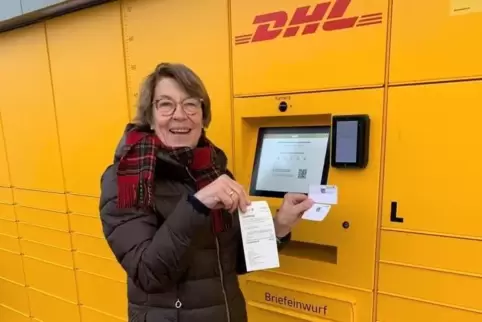 Eva Unger aus Freinsheim ist eine der ersten Kundinnen, die sich an der Poststation Postwertzeichen besorgt hat