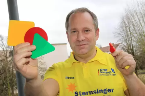 Daniel Neideck aus Speyer pfeift Hockeyspiele in den höchsten nationalen Ligen. 